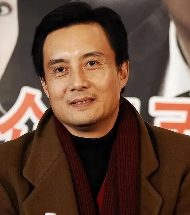 他被谢霆锋打成重伤，发妻6次流产绝情离开，如今街头卖卤肉为生