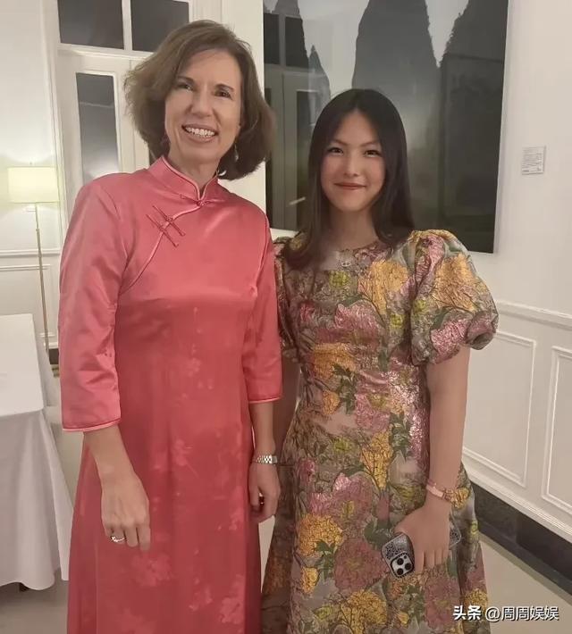 王诗龄大半夜晒北京小院，穿旗袍拍照面无表情，上演中式恐怖