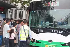 游客倍增运量涨3倍,这条公交线路“按需发车”图片