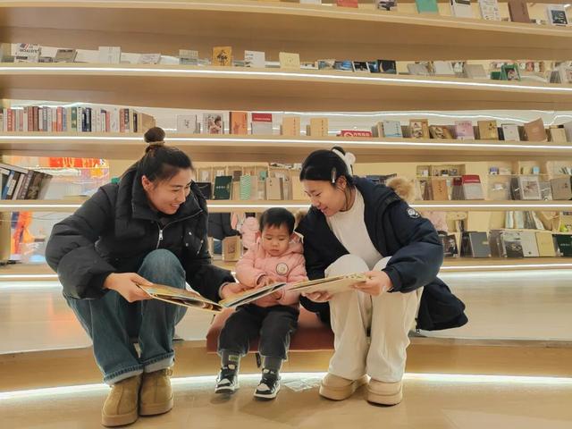 藏在摩尔城里的“文化充电站”，逛街累了就去读书吧~