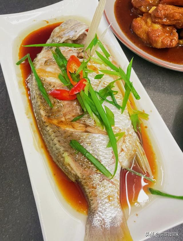开饭啦～今日午餐奢侈一把，简简单单四菜一汤，哈哈😄～