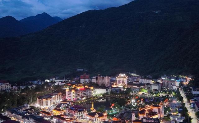 紫韵启幕墨脱新章 高原孤岛绽华光 边城首座五星级地标酒店盛大开业
