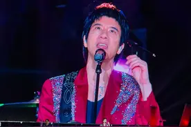 王力宏临沂演唱会唱沂蒙山小调诚意满满，女粉冲上台搂抱暖心处理图片