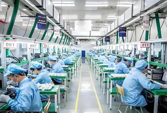 首次关店！暴跌14%，“手机一哥”跌落神坛，靠伪中产支撑销量