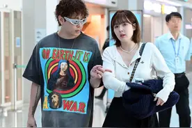 准夫妻泫雅龙俊亨合体现身机场，泫雅颜值回春，龙俊亨真的很爱图片