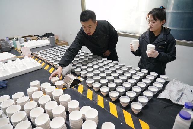 中国掌控全球命脉！稀土管制新政出台	，人形机器人引爆新需求