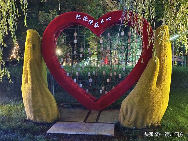入夜，通化2021年打造的佟佳江旅游度假区灯光亮起，如梦似幻