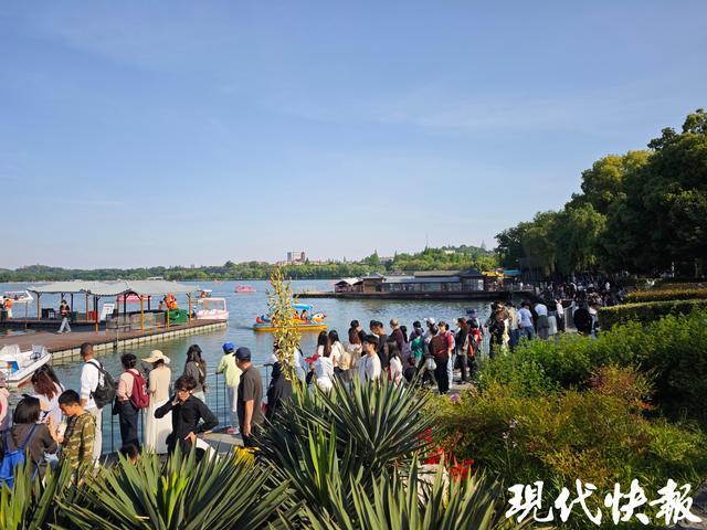 五一南京变人海：700条船不够用，全在看后脑勺！