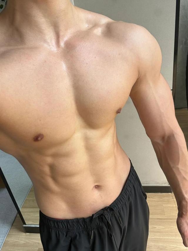 26岁北京自由健身教练	，晒泵感肌肉，这身材可以制霸健身房了