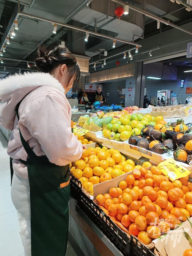 临平前村农贸市场，韩国旅游团一波一波来打卡，每次都现场买西瓜