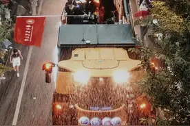 风头压过清北，大学生最近争相让母校毕业典礼“癫”出圈图片