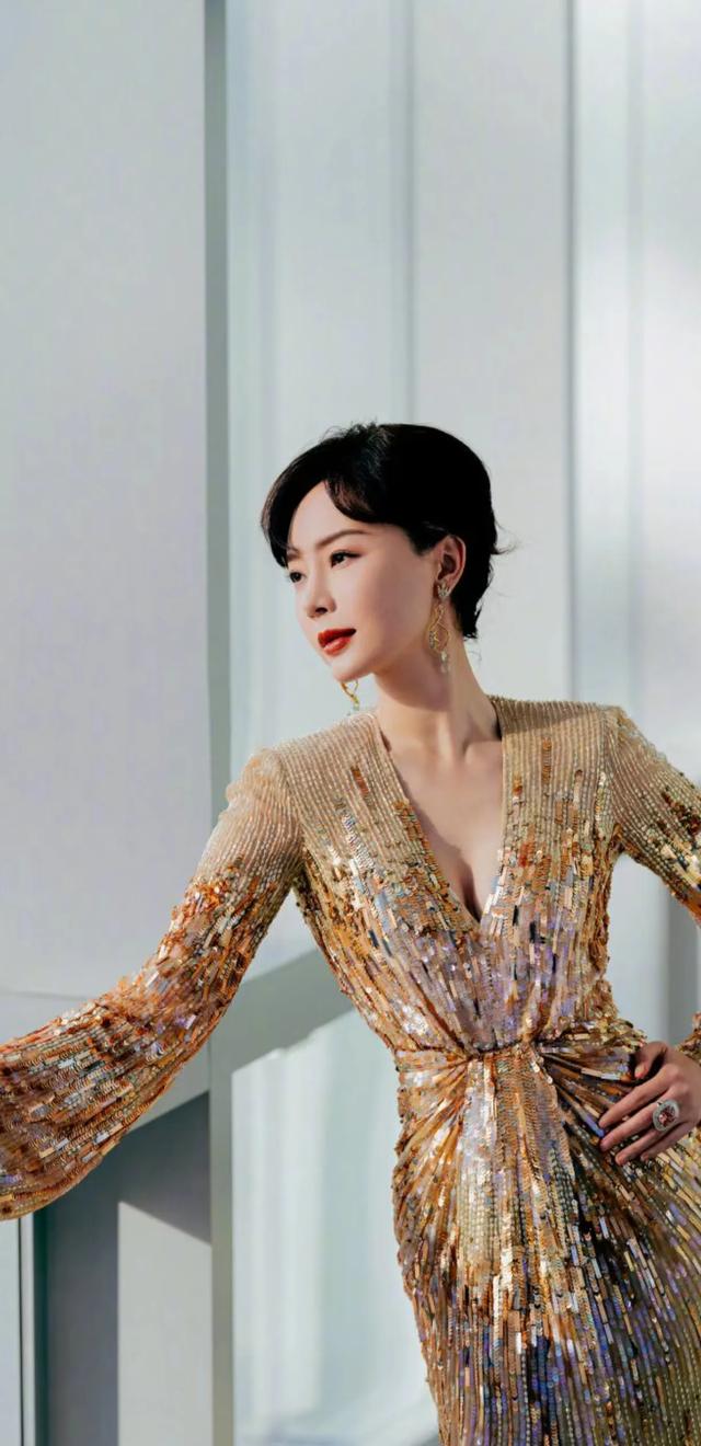知性美在陈数身上体现的淋漓尽致，优雅大方知性的女神