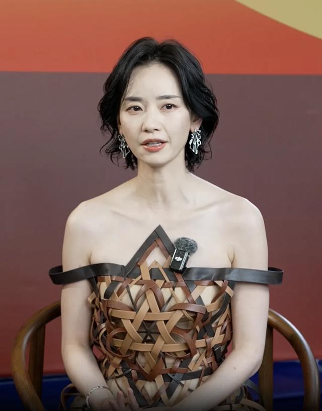 北京这一夜，宋佳气质好，刘雅瑟造型看不懂，徐帆带养女亮相