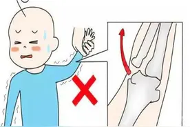 “粗线条”爸爸帮穿衣 1岁娃胳膊被拽脱臼图片