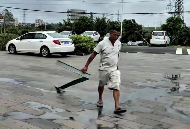 全红婵家的店铺牌匾被台风击碎，全爸一路小跑到店中躲避台风