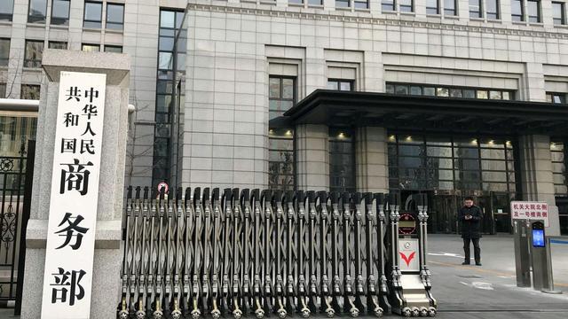 特朗普没猜到，中方竟不按套路出牌，12小时内，对美连下两道反制