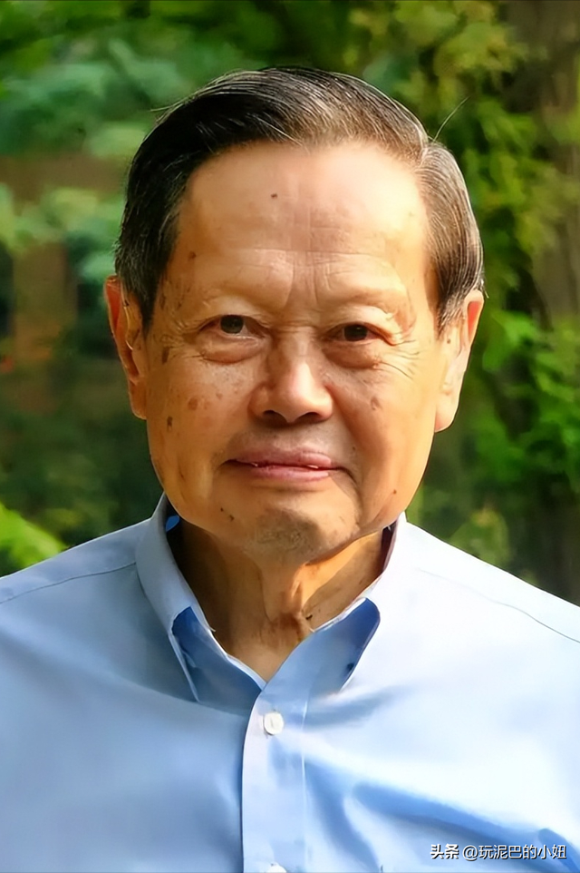 杨振宁追悼会现场！翁帆站首位神情悲伤，64岁老者曝杨老两个贡献