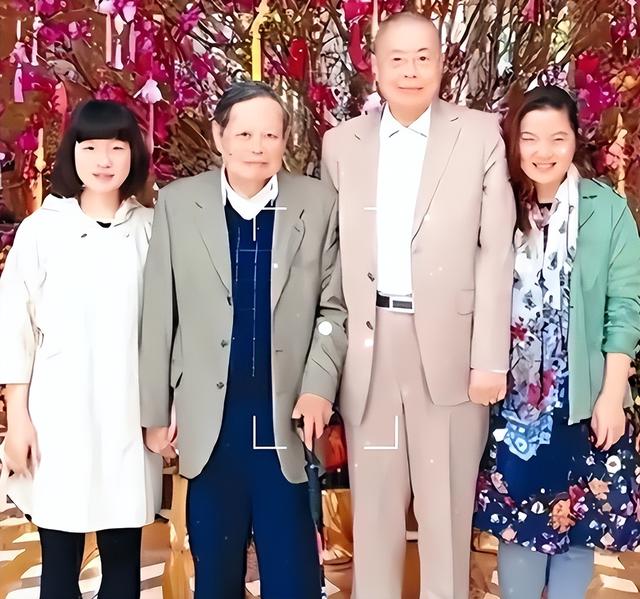 杨振宁身覆国旗，翁帆是家属代表站第一位，重量级好友也到场悼念