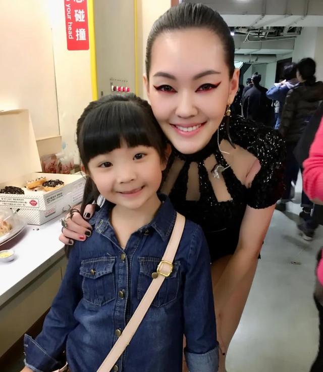 还记得《俗女养成记》里的小嘉玲吗？已经16岁啦？