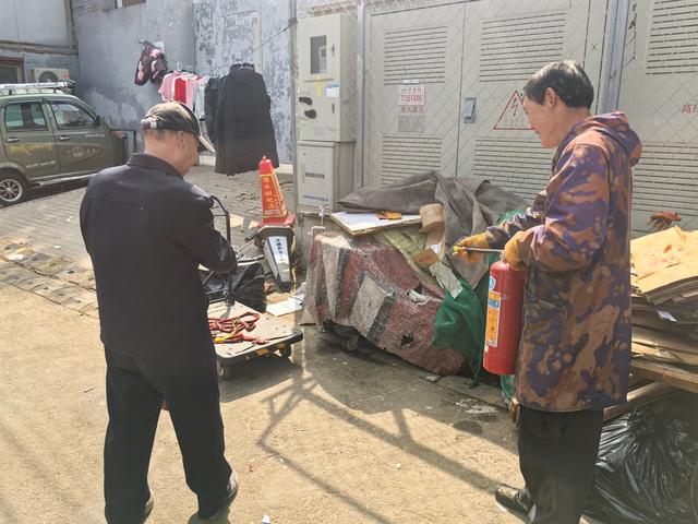 消防员手把手教学：居民学灭火、练逃生，掌握“保命技能”