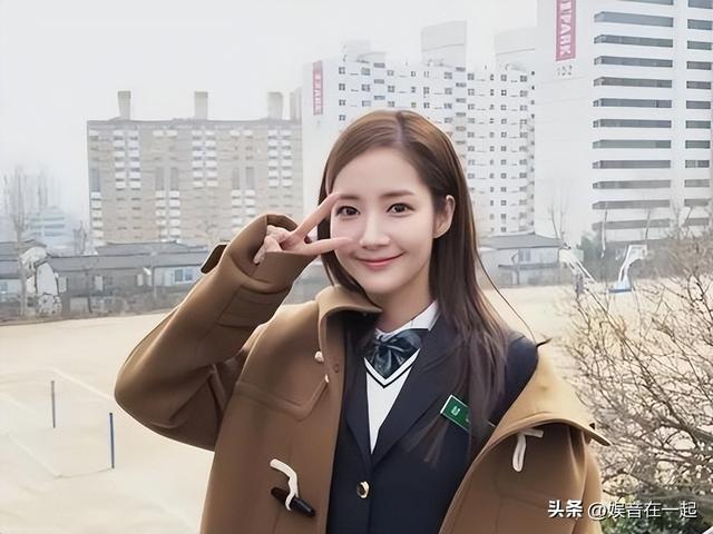 朴敏英：从“金秘书”到“纸片人”，她经历了什么？
