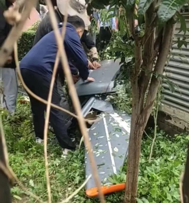 山东平阴一无人机撞上17层高居民楼坠毁，无人机单侧机翼长度超过1米，警方回应：来源正调查，无人员受伤