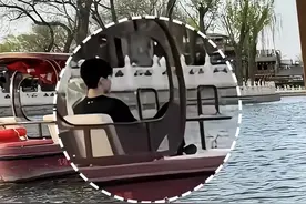 疑似王楚钦陪刘丁硕和女朋友一起去公园划船！禁止焦虑双层含义图片