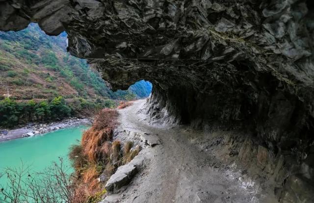 云栖丙中洛:在怒江峡谷解锁 “人神共居” 的旅居新体验