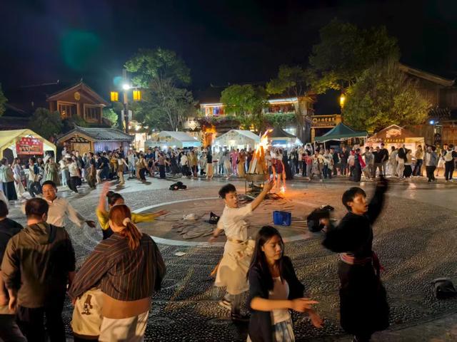 丽江束河古镇篝火晚会打跳：夜幕下的民族欢歌，点燃旅途激情