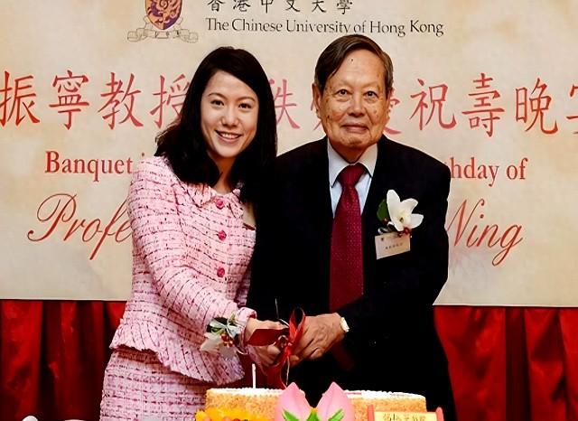 28岁就跟了82岁的杨振宁，如今21年过去，翁帆到底得到了什么？