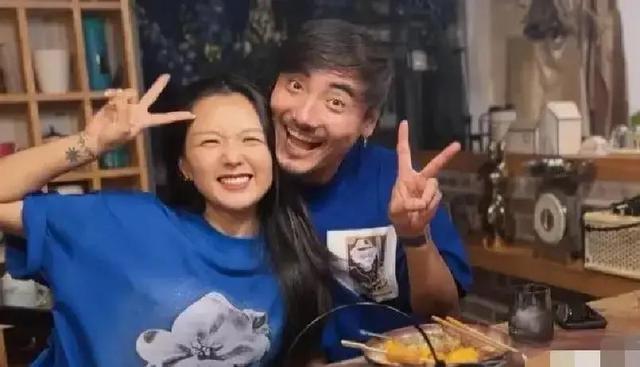 39岁何洁不忍直视，腋下勒出副乳肚子三层肉，要养4个娃操劳疲惫