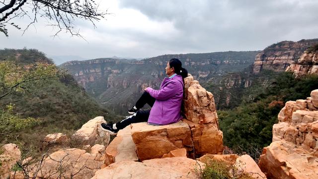 雾锁风挡山，红叶引客来