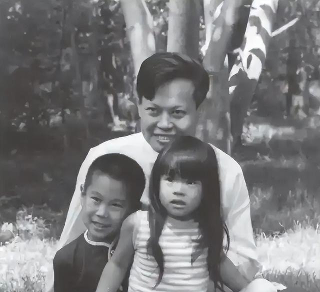 杨振宁家庭情况曝光：3个儿女无人继承物理学，与翁帆关系也很好