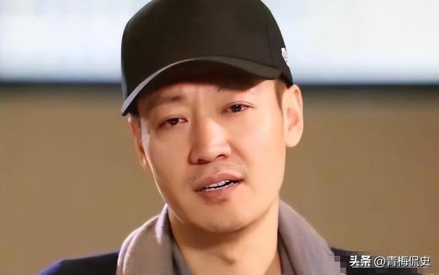 辛柏青带17岁女儿寺庙祈福！父女俩一直牵着手，李乃文也陪在身边