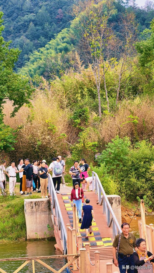 黄山脚下藏着“华东最高原生态湖”！免费赏四季景，文人留有诗