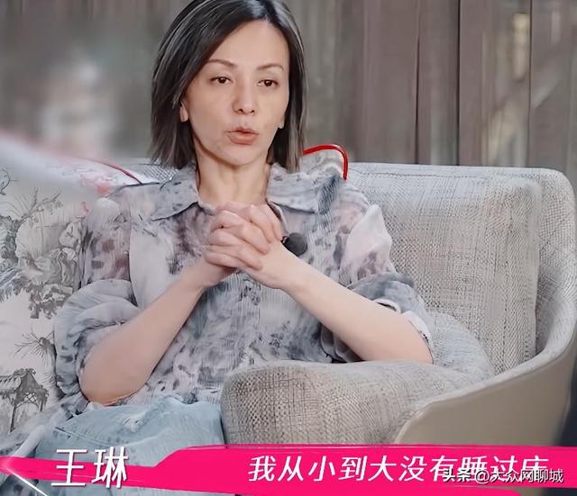 王琳爸爸过世6年，妈妈重男轻女让她睡沙发10年，亲弟不愿养父母