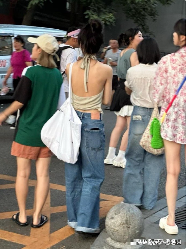 网友在北京偶遇章若楠，电视上看着高挑的她，现实中竟这么娇小