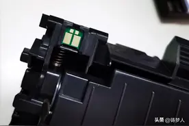 移除硒鼓上芯片，打印机上墨粉不足指示灯熄了，感觉好意外图片