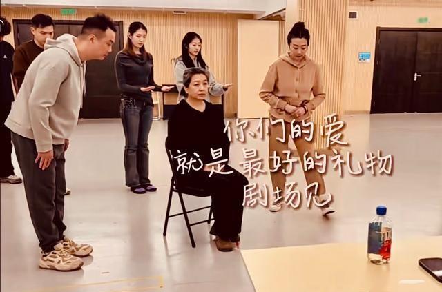 58岁江珊在剧组庆生，穿黑衣满头白发体重超140斤	，皱纹不掩美貌