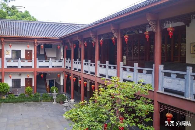 临崖而建的萧山福庆寺,来历有点神秘却香火旺盛,当地影响力甚广