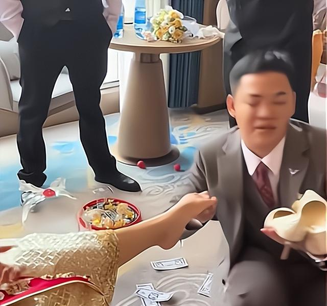 新郎搞怪去闻新娘脚丫子，立即被脚臭“熏倒”在地：爱得上头了