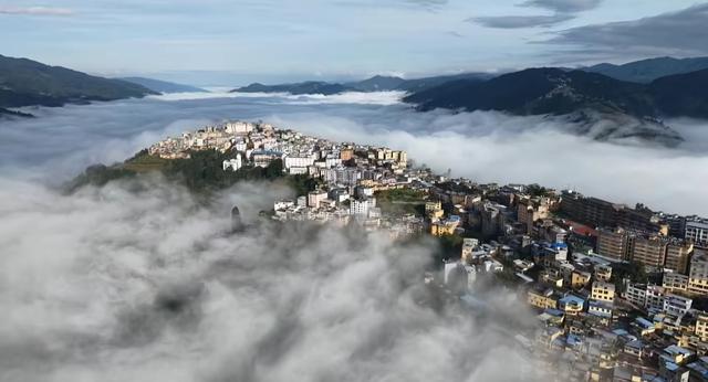 云南有座建在山顶的县城，两侧都是悬崖，仿佛天空之城