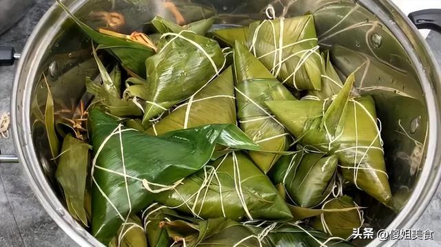 煮粽子，别光会用清水煮，牢记多放2种料，粽子软糯，营养不流失