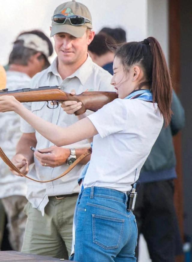 宋祖儿穿紧身牛仔裤挺好看，腰臀比例不错，让人羡慕
