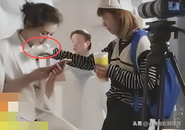 浴缸陪睡、跪地服务	、洗内裤擦马桶，给明星当员工有多难