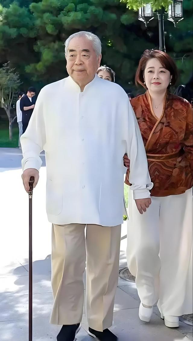 徐萌藏不住了！被曝陪丈夫范曾看画展，身穿哺乳衣，疑已怀孕生子