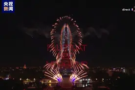 奥运会火种抵达，巴黎上演无人机、烟花表演图片