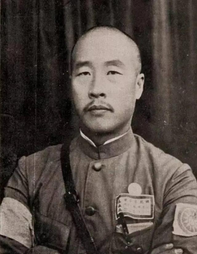 山东土皇帝韩复榘，将姨太太捉奸在床，见奸夫腰间一物，转身离去