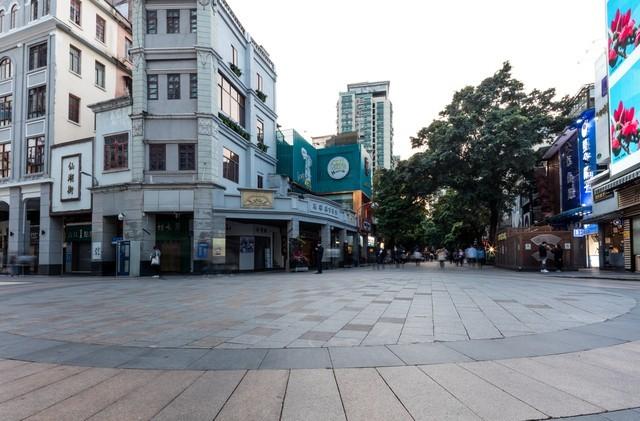 我是房产中介，一个单身富婆买了别墅，点名让我教她使用按摩浴缸