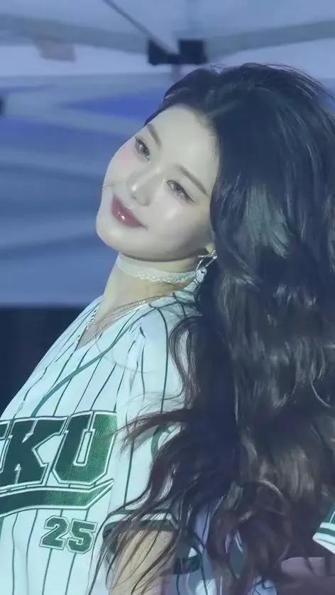 20岁的张元英这蕾丝肚兜和颈环越来越有人妻熟妇感了！还肥了不少